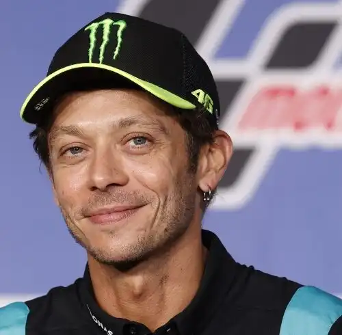 Valentino Rossi colpito da Max Biaggi e Casey Stoner