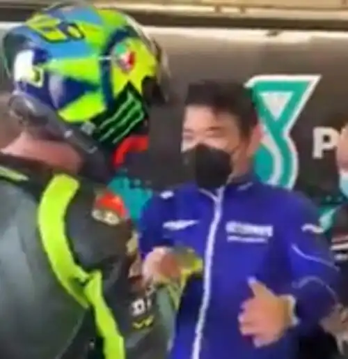 Valentino Rossi: entusiasmo ai box dopo le qualifiche