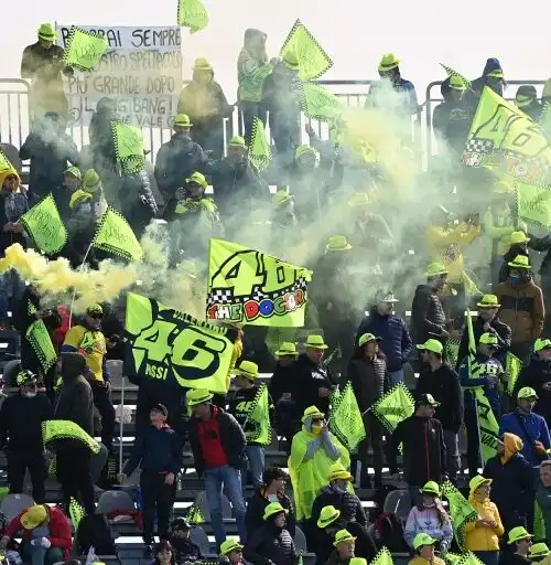 Valentino Rossi saluta Misano: lacrime, abbracci con gli amici e lancio del casco