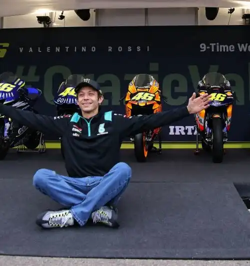 Valentino Rossi, conferenza e regalo di addio: le foto