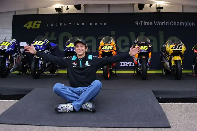 L'attesa conferenza stampa di addio di Valentino Rossi è stata preceduta da un momento davvero toccante.