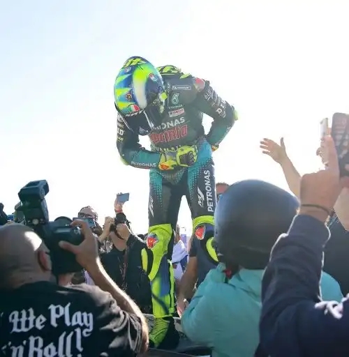 Valentino Rossi nella leggenda, piloti in lacrime: il saluto della MotoGp
