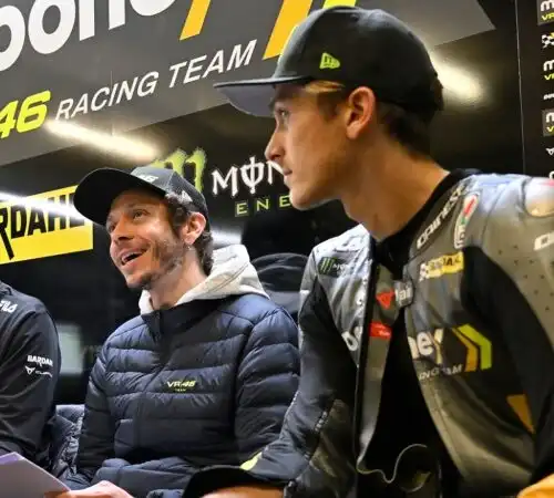 Valentino Rossi ricompare nel paddock e fa strage di cuori