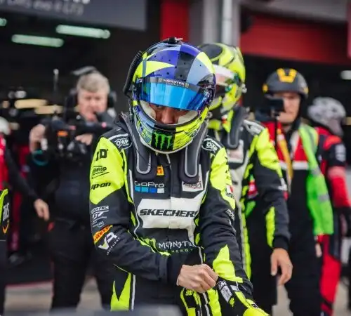 Valentino Rossi chiude con un sorriso a Brands Hatch