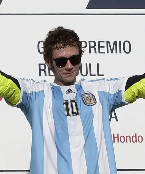 L’Argentina trionfa: l’omaggio di Valentino Rossi