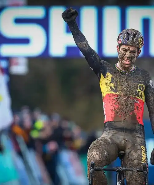 Van Aert re del fango: le foto più spettacolari del Mondiale di ciclocross
