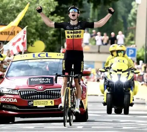 Wout van Aert vince, Tadej Pogacar tiene