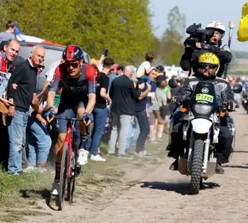 Parigi-Roubaix: Dylan Van Baarle succede a Sonny Colbrelli