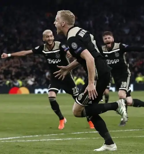 Ajax, scende il prezzo di Van de Beek