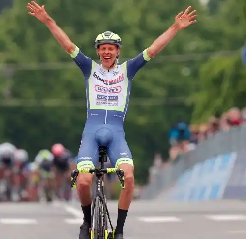 Giro: vince Taco Van der Hoorn, Ganna sempre in rosa
