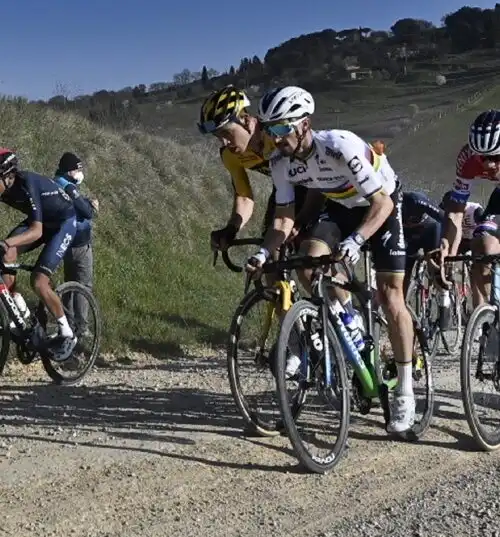 Mathieu van der Poel ha vinto la Strade Bianche