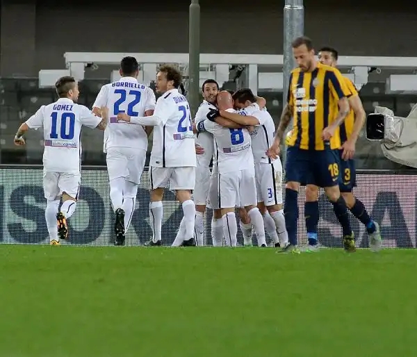 Pesante sconfitta dell'Atalanta a Verona, il fanalino di coda trova la sua prima vittoria in campionato con i gol di Siligardi e Pazzini. Di Conti il gol dei bergamaschi.