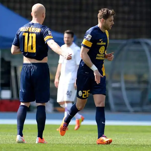 Partita emozionante e ricca di gol al Bentegodi, per la viola in gol Cuadrado, Borja Valero, Matri e due volte Aquilani. Sala, Toni e Iturbe per il Verona.