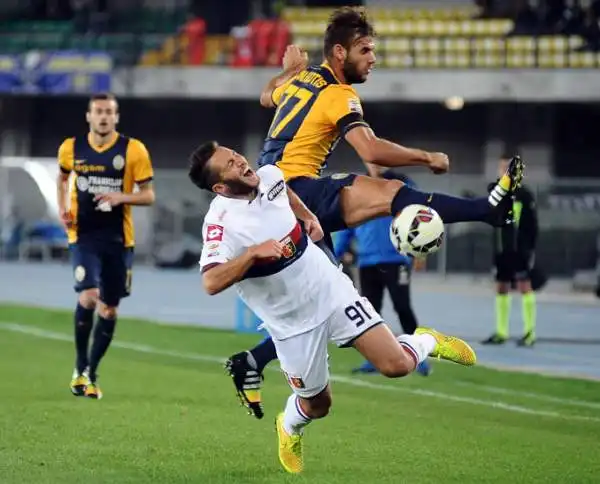 Partita frenetica e divertente al Bentegodi. Matri, con una bella doppietta porta il Genoa al doppio vantaggio, ma prima Tachtsidis accorcia, poi ancora Ionita segna il gol del pareggio.