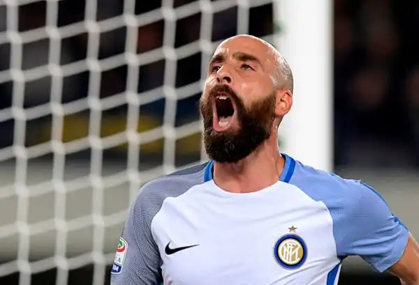Pesantissima vittoria esterna dell'Inter, che si impone anche al Bentegodi con i gol di Borja Valero e Perisic dopo che Pazzini aveva trovato il pareggio scaligero su rigore assegnato dalla VAR.