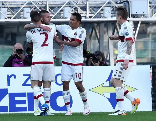 Al Bentegodi rossoneri vanno in vantaggio con Menez nel primo tempo, ma prima un rigore trasoformato da Pazzini e poi una magistrale punizione di Siligardi all'ultimo istante regalano la vittoria all'