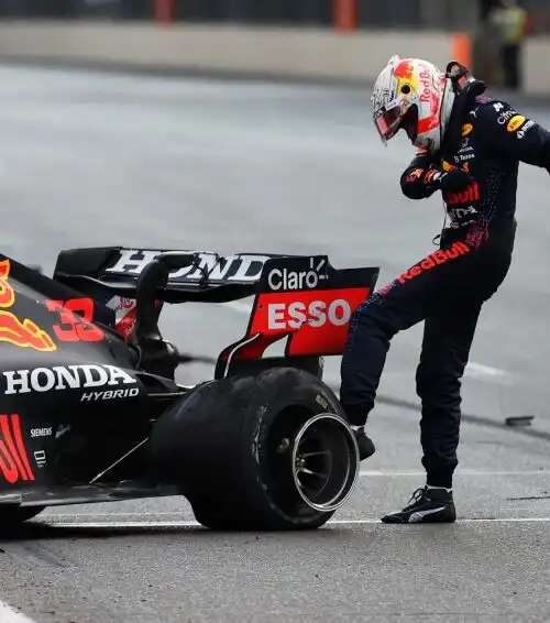 F1: beffa per Verstappen, Perez vince un Gp folle. Leclerc quarto