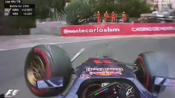 Al 64° giro del Gp di Montecarlo, il diciassettenne pilota della Toro Rosso centra la macchina di Grosjean in fondo al rettilineo e sbatte violentemente di muso contro le barriere di gomma.