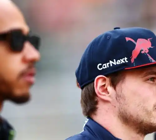 F1, il doppio sorpasso di Max Verstappen su Lewis Hamilton