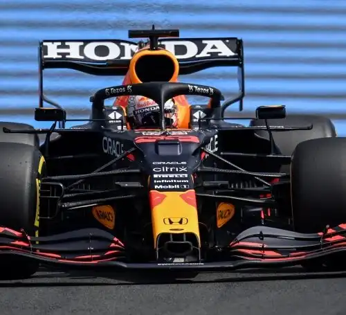 Formula 1, Verstappen sfreccia in Francia. La Ferrari migliora