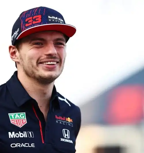 Max Verstappen se la ride dopo il duello con Carlos Sainz