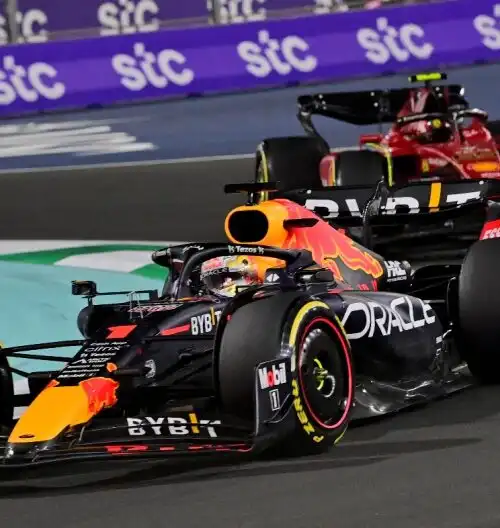 F1, Charles Leclerc è un leone ma non basta: vince Max Verstappen
