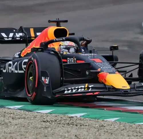 F1 Imola: Verstappen domina, pasticcio Leclerc-Ferrari. Hamilton doppiato