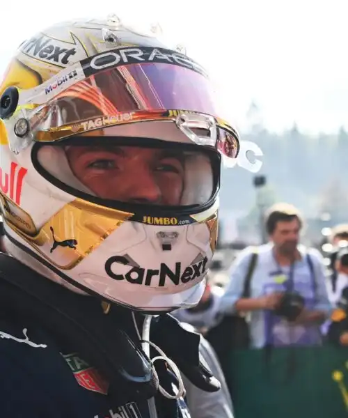 F1, Max Verstappen vince anche in retromarcia