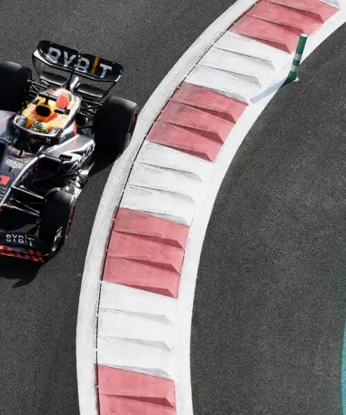 F1, Gp Abu Dhabi: pole di Verstappen, le Ferrari dietro alle Red Bull