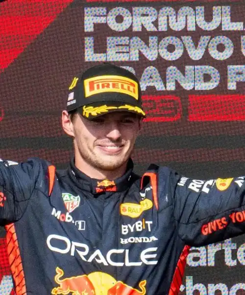 Max Verstappen se la ride per i fischi: ‘A me va bene’. Le foto