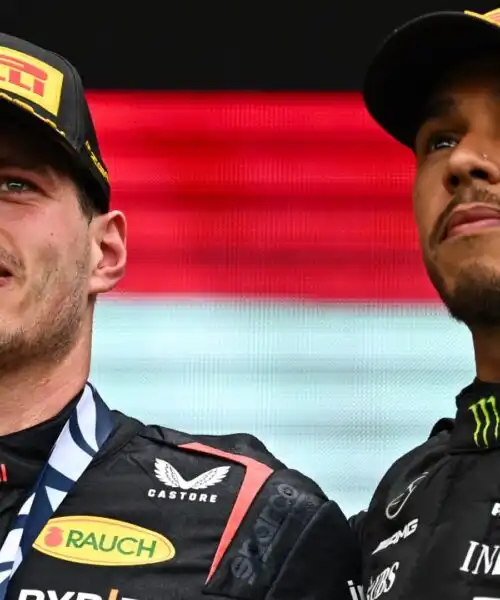 Max Verstappen punge Lewis Hamilton: ”Non mi manca”. Le foto