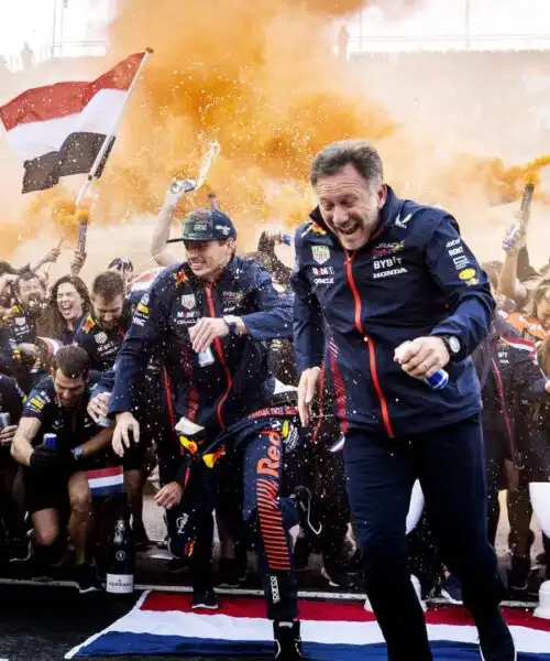 Max Verstappen, addio “muro arancione” in Olanda: la FIA vieta i fumogeni