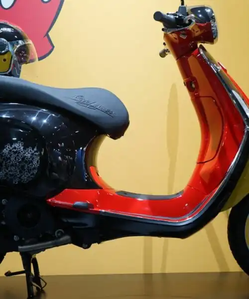 La Vespa Mickey Mouse attira tanti curiosi a Eicma 2023: le foto