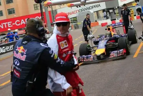 Vettel quasi investe Kimi!