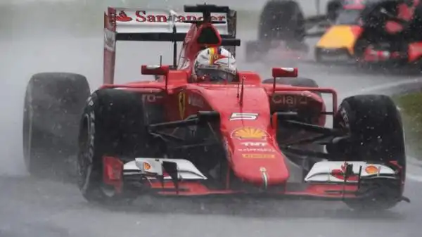 Dopo 38 Gran Premi la Ferrari torna in prima fila, la riporta il tedesco con una prestazione capolavoro favorita dalla tempesta esplosa in Malesia. Hamilton in pole, terzo Rosberg.