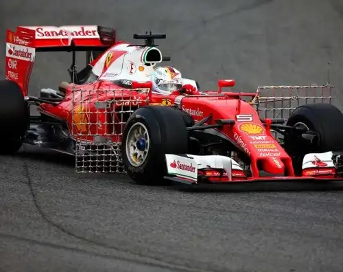 Vettel subito davanti… con le griglie