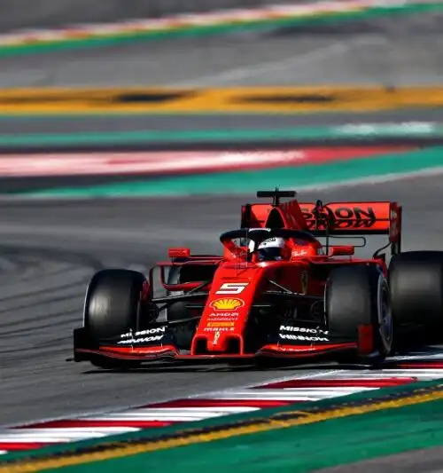 Vettel chiude in testa la prima giornata di test