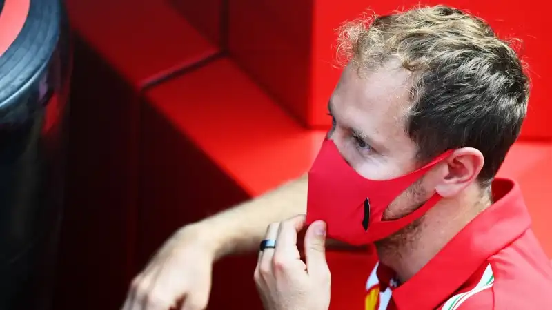 Sebastian Vettel saluta la Ferrari con classe