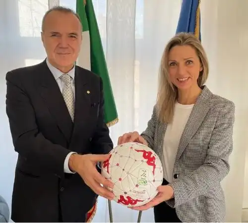 B in campo con il pallone rosso: no alla violenza contro le donne