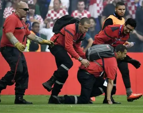 Follia dei croati: petardo su un pompiere in campo