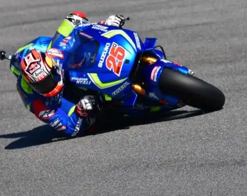Super Viñales, Lorenzo guai nel warmup