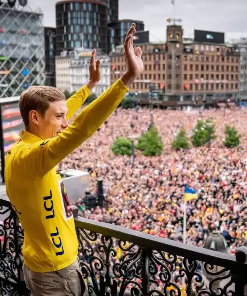 Vingegaard re di Danimarca: le foto della folla in delirio per il dominatore del Tour