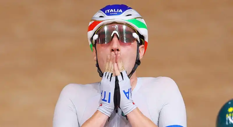 Spettacolare oro di Elia Viviani, l’Italia domina i Mondiali di ciclismo su pista