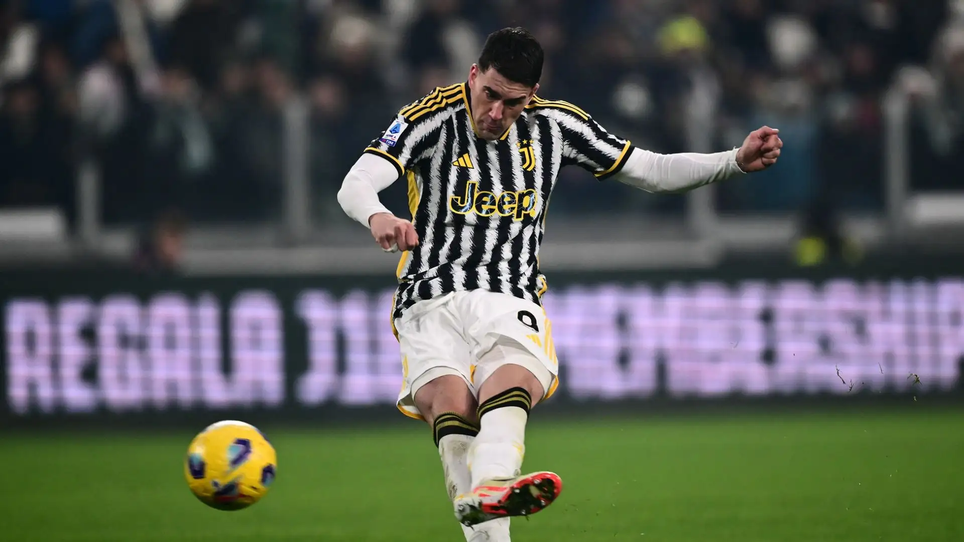 Il suo valore sta calando, lo stipendio invece cresce e la Juventus è pronta a considerare offerte già a gennaio per una cessione anticipata