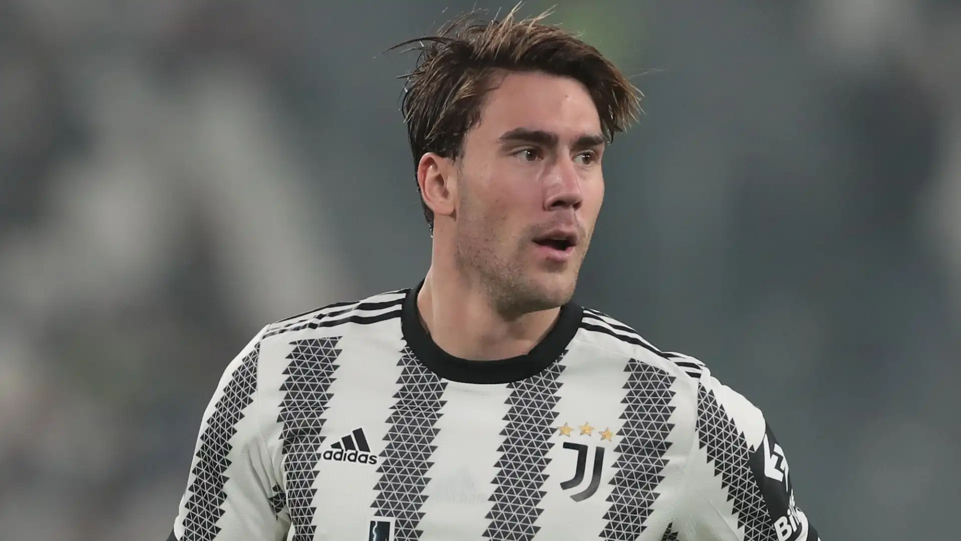 La Juventus mette sul mercato Dusan Vlahovic: l'attaccante serbo potrebbe salutare i bianconeri per una cifra vicina ai 70 milioni di euro. Su di lui Atletico, Bayern e diverse squadre di Premier