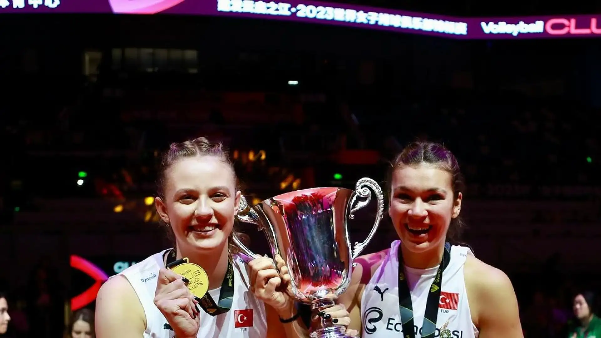 Nonostante la sontuosa prestazione dell'opposto Jordan Thompson (33 punti), la bravura del martello Gabi (16 punti) e la graniticità della centrale Chiaka Ogbogu (16 punti, 6 muri), il VakifBank è stato sconfitto.