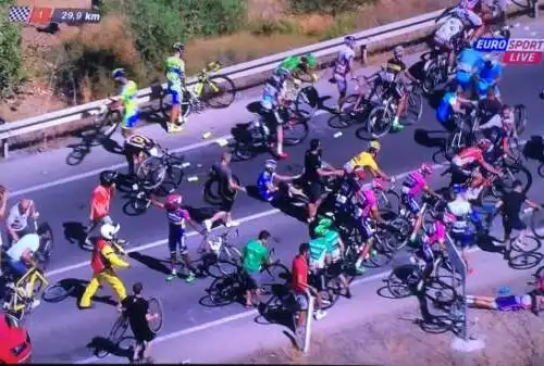 Vuelta, caduta tremenda