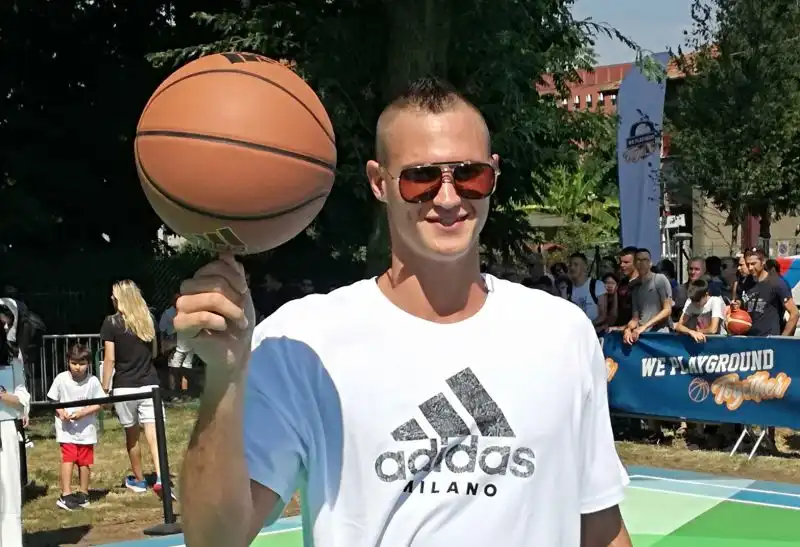 Oltre a Gallinari, alla presentazione del nuovo playground erano presenti il co-ideatore Michele Ponti, Daria Braga di Laureus Italia e Roberta Guaineri, assessore allo sport del Comune di Milano