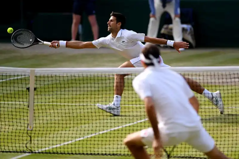 In una delle finali più belle di sempre, Novak Djokovic ha battuto Roger Federer conquistando il torneo di Wimbledon per la quinta volta nella sua carriera.