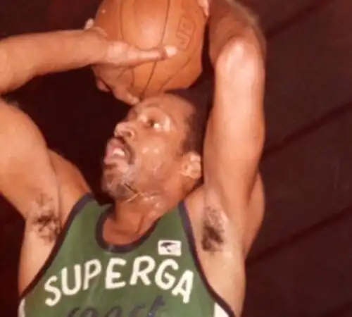 Basket in lutto per Harthorne Wingo